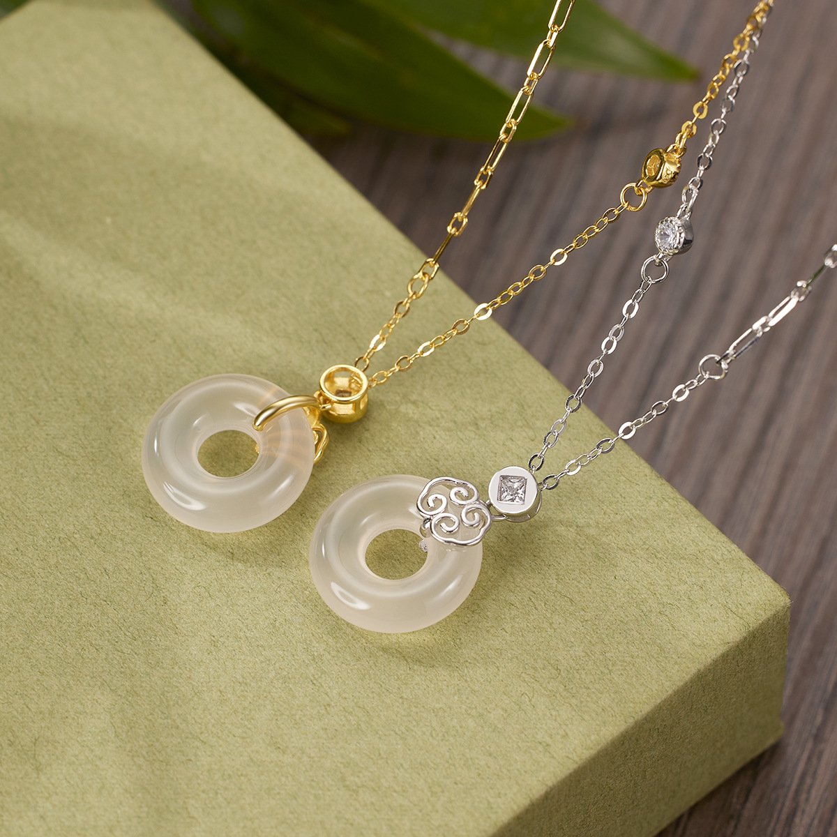 s925纯银镀黄金色首饰镶白玉髓祥云平安扣项链高级感女锁骨链配饰