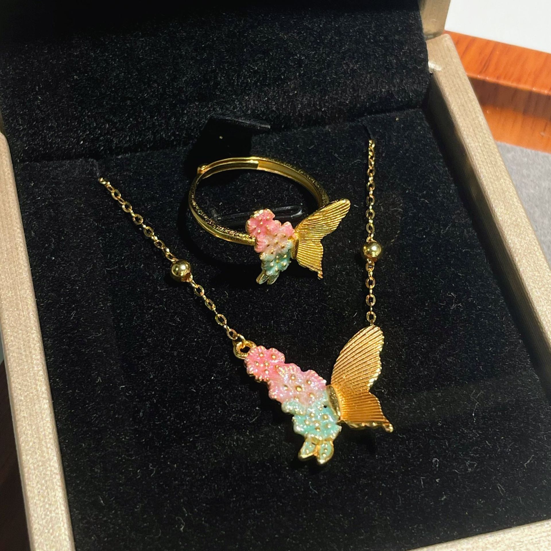 s925纯银镀黄金色新款珐琅彩渐变三生花蝴蝶项链戒指女时尚锁骨链图片