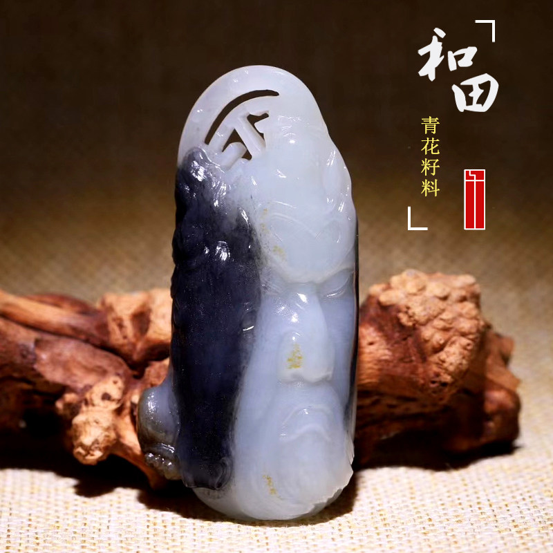 新疆和田玉籽料吊坠青花关公玉牌墨玉挂件苏工俏色关羽项链