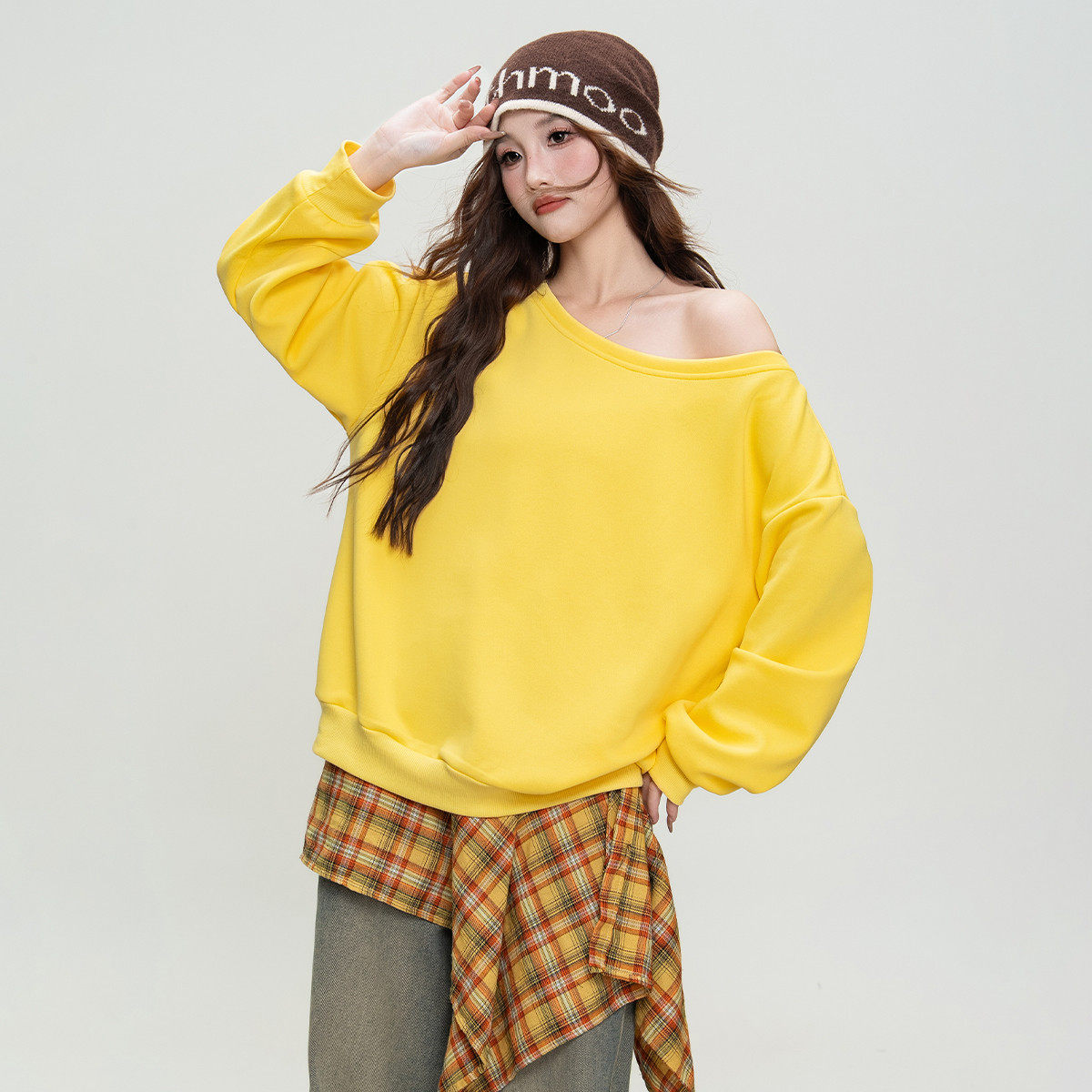 ILOVECHOC 2026秋冬款设计感斜肩卫衣女百搭慵懒风长袖辣妹上衣