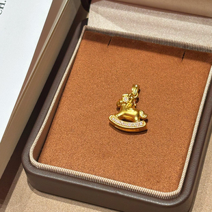千夕 足金999马年小木马黄金吊坠女士春节情人节生日礼物送女友