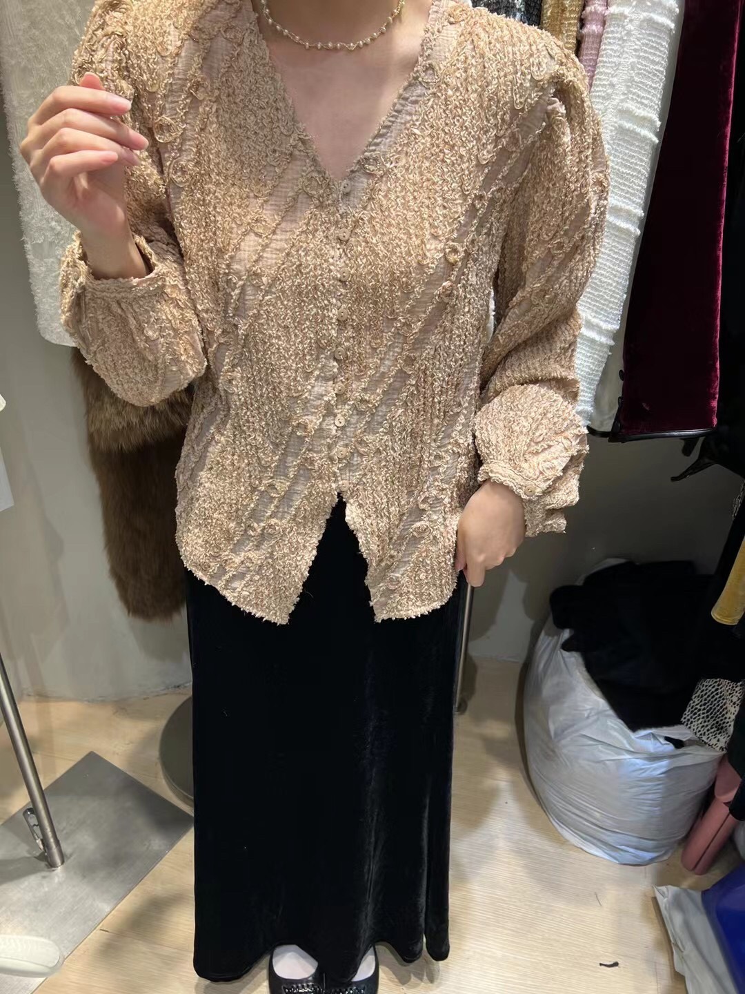 欧洲站2023秋冬新款时尚V领单排扣金线混纺盘花灯笼袖衬衫衬衣女
