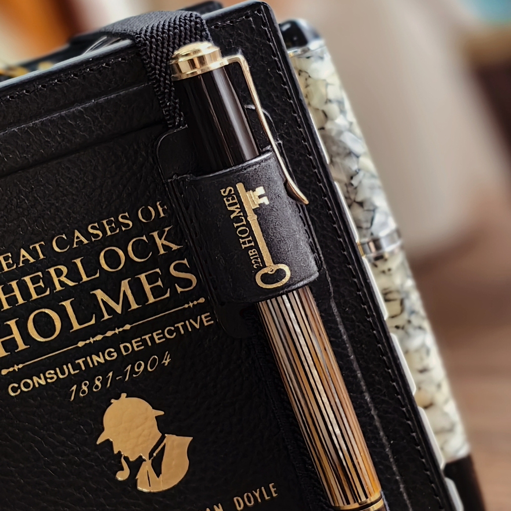 QY 真皮福尔摩斯笔插绑带全尺寸适用手工手帐挂件装饰INS欧美活页