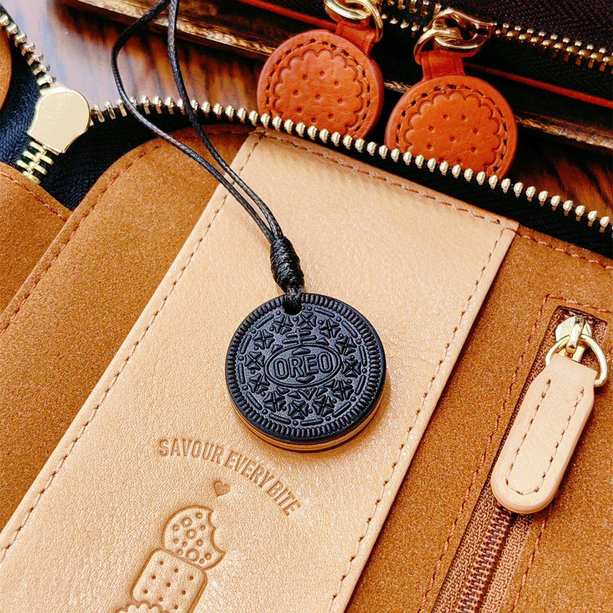 青釉手帐黑白配小饼干真皮植鞣革牛皮手帐挂件欧美风ins吊饰吊牌