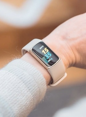 fitbit手环charge 5运动智能血压心率检测手表男女跑步健康睡眠
