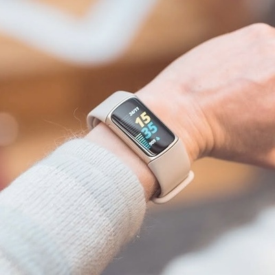 fitbit手环charge 5运动智能血压心率检测手表男女跑步健康睡眠