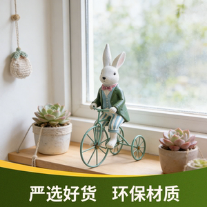 童话风兔子骑单车桌面工艺品摆件