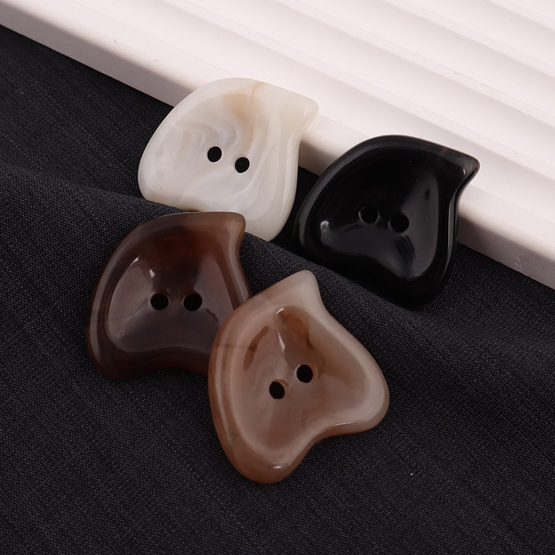 貂皮大衣风衣外套针织衫毛衣树脂二眼花纹扣子钮扣爱心款驼色咖啡