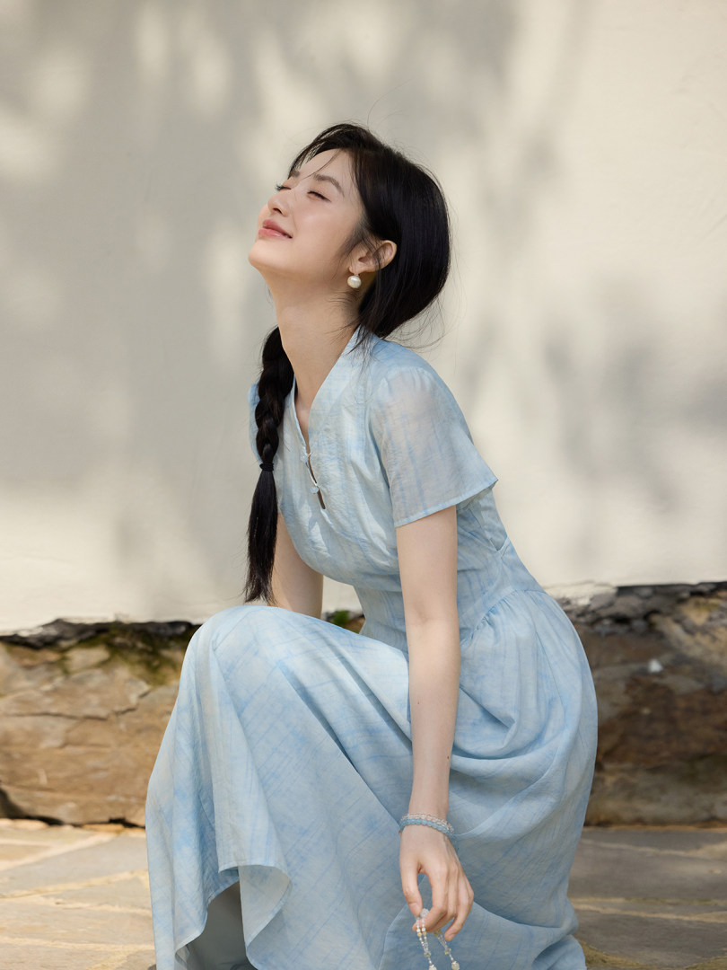 Woman wearing a light blue short-sleeve dress