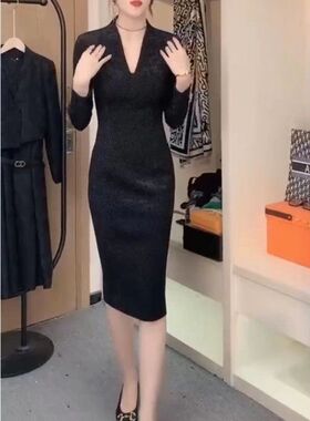 88093大爱美依缘2025秋冬新款黑色修身V领中长款连衣裙时尚显瘦女