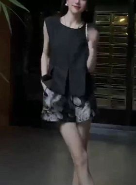23531大爱美依缘2025夏季新款无袖百褶减龄上衣宽松印花短裤显瘦