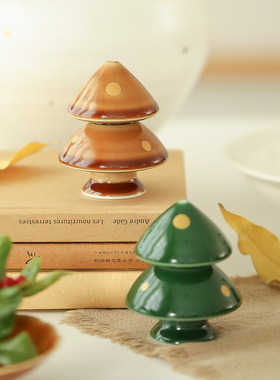 雅辑金柏与青松。圣诞树礼物