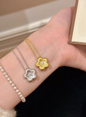 轻奢高级拉丝梅花项链两色镶钻新中式小众精致吊坠百搭奢华锁骨链