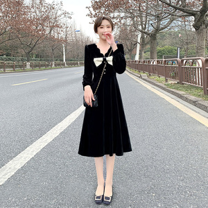 赫本风小黑裙黑色连衣裙女2023新款春秋金丝绒显瘦v领长袖a字裙子