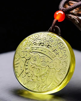 尺寸40.40.18mm纯天然黄水晶扎基拉姆吊坠，造型饱满。重量 32克