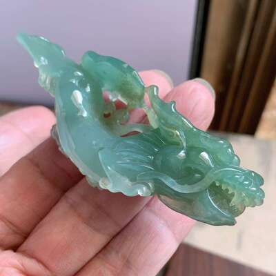 翡翠A货冰种满绿龙吊坠自然光