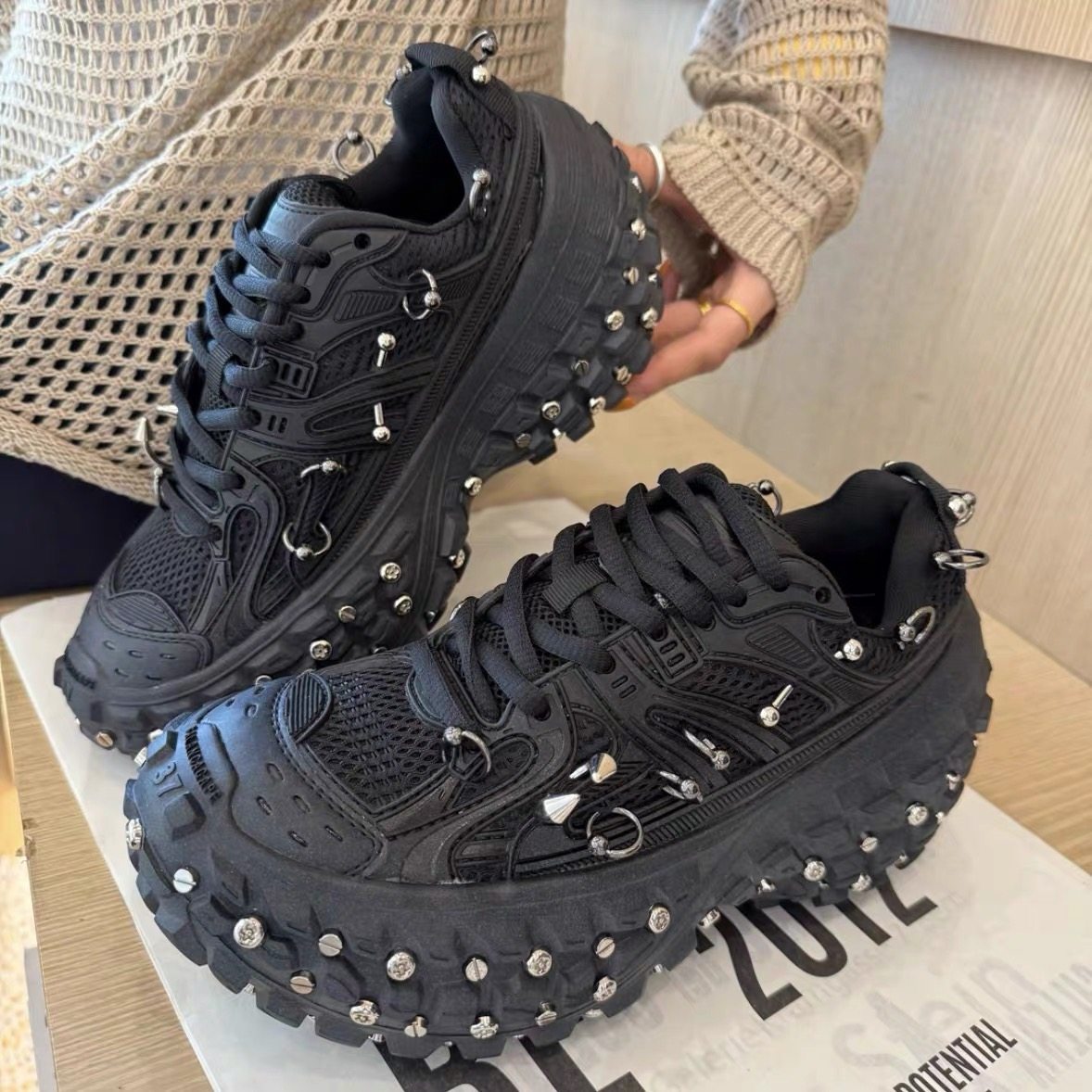 枫之时尚秋冬厚底增高铆钉榴莲轮胎鞋个性另类男女情侣款潮老爹鞋