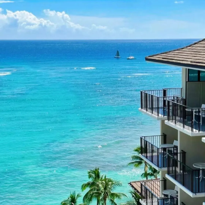 拥有私人海滩与珊瑚礁景观，设西式、日式等多家特色餐厅 一楼水疗中心源自兰纳疗愈传统，空中酒吧可赏日落与城市夜景 套餐含每天双人早餐，送酒店消费券 享VIP礼遇，提前入住延迟退房、免费升级房间、生日布置等