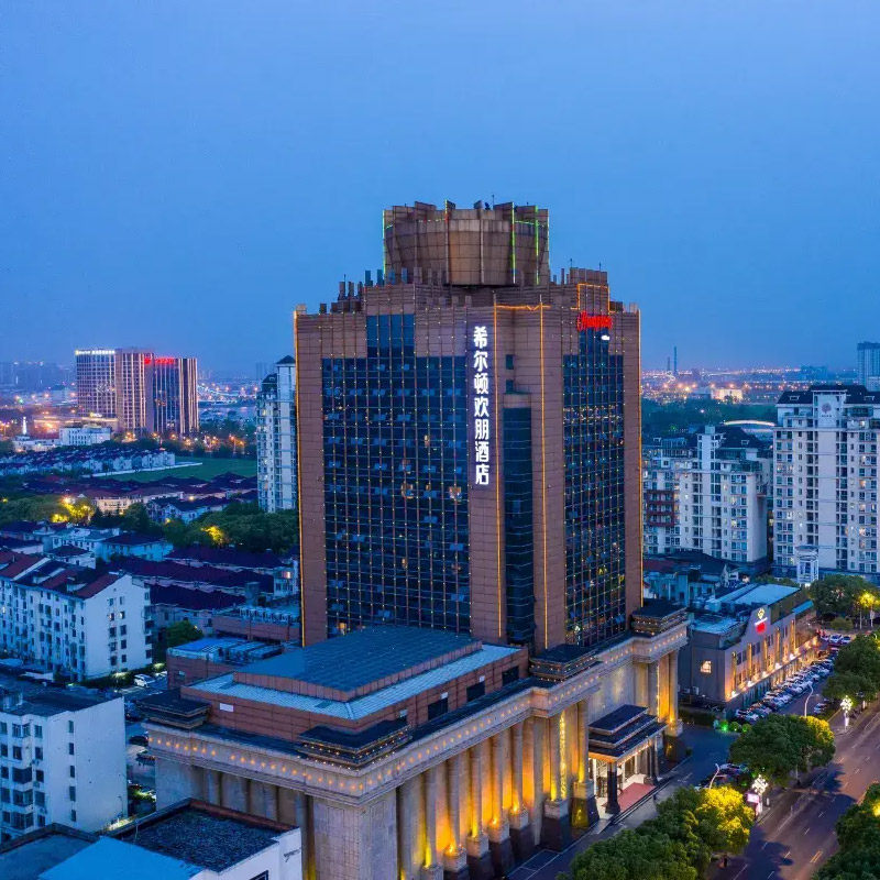 江苏中高星酒店预定，专业低价享豪华待遇，尊享入住体验，帮您省钱省心 推荐苏州园林，南京夫子庙，中山陵，鸡鸣寺，瘦西湖，花果山，拙政园等 全球奢华酒店均可咨询，全程一对一客服接待，24小时客服管家 尊享领取各种福利及更多酒店可联系客服预定