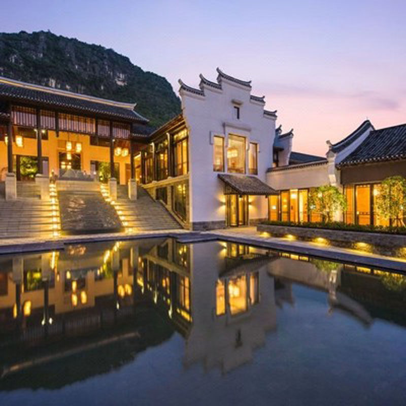 【需二次确认】下单前请务必先提供日期咨询客服查房，有房再付款 【住】山脉印象大床套房/心静轩别墅2晚 【食】双人早餐+部分下午茶+水果礼盒 【享】旅拍+服饰体验+活动+香薰+日落仪式