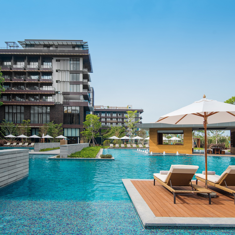 小籽苗儿童俱乐部配备丰富的游乐设施以及各项益智游戏  客房优选有机棉床品和意大利定制品牌La Bottega沐浴产品 达180,000平方米的酒店专属农场-阳光18度距离酒店仅十分钟车程 全球第五家1 Hotel，也是1 Hotels品牌在亚太区的初次绽放