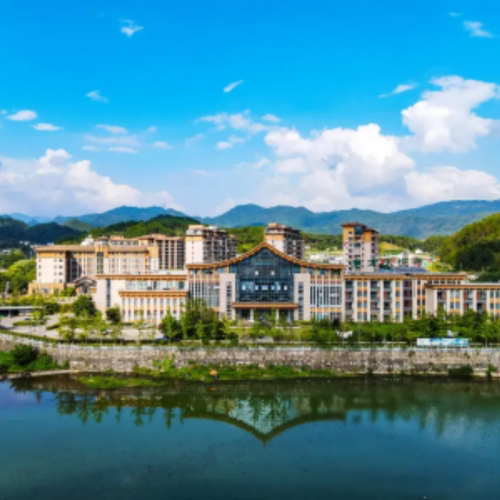 【住】亲子房1晚+早餐 【玩】天悦湾温泉门票2大1小 【行】自驾省心，不限出发地，时间自由 【享】室外温泉畅享
