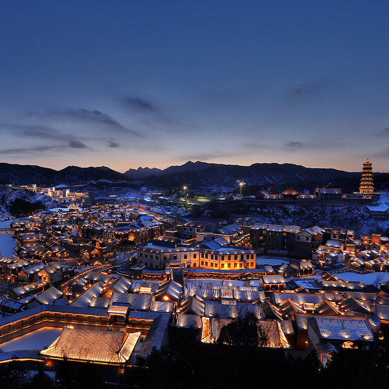 【宿】古北水镇景区旗下酒店1间1晚 【票】古北水镇门票3张 【餐】御舍寿喜烧3人餐 1 次 【享】客房下午茶+每日DIY体验课程+迷你吧畅饮（首次）+私享汤泉体验