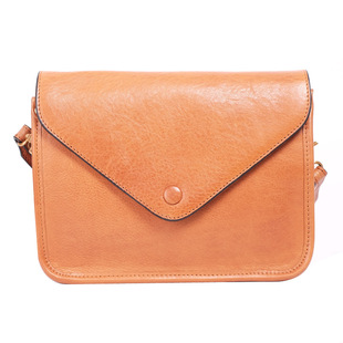 学院风宽肩带斜挎包复古软皮小方包单肩真皮信封包简约牛皮女包棕