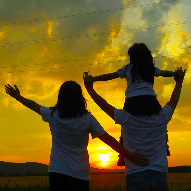 草原湿地森林连线+寻找极北点+热拍景点+定位极北 赠送：不限时骑马、马术表演、民族歌舞演绎、私家营地！ 穿越呼伦贝尔大草原 大兴安岭，一路草原 森林 湿地 美景尽收眼底； 我们拥有多年的私家团操作经验、情侣游、小型团队游。
