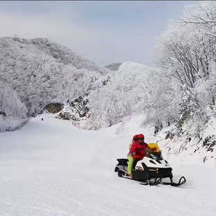 神农架中和滑雪场双人滑雪票+2晚高档型酒店赠租赁纯色滑雪11件套
