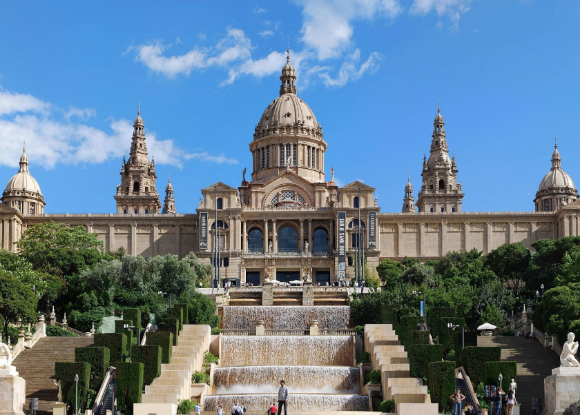 乘坐空调车辆，舒适自在地旅行 一天游览两座联合国教科文组织列名的高迪地标 专业导游讲解，深入了解当地文化与历史 欣赏城市的美景，探索老城区