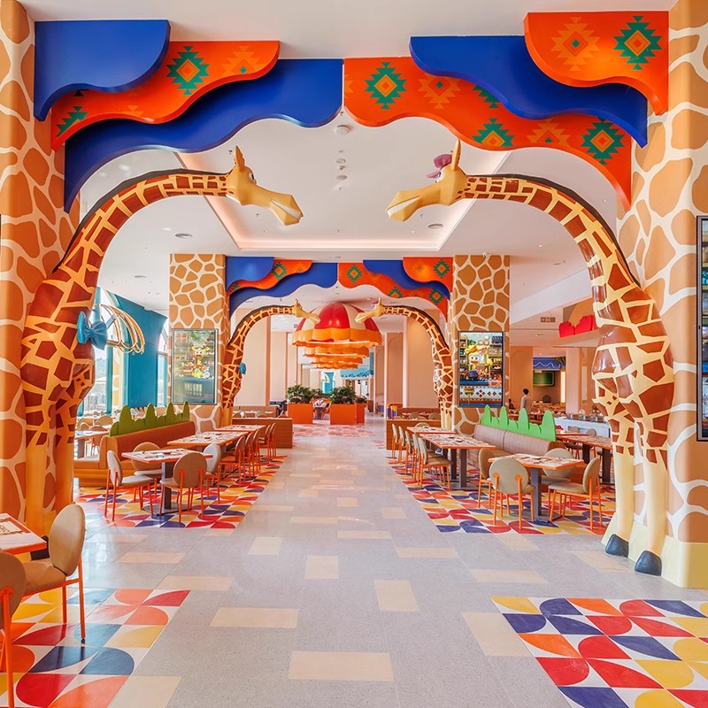 以长颈鹿为主题的沉浸式无国界料理自助餐厅 定期推出清远当地特色非遗美食、非洲特色美食 宾客在用餐同时可观看定制动雕剧场——长颈鹿家族生日会