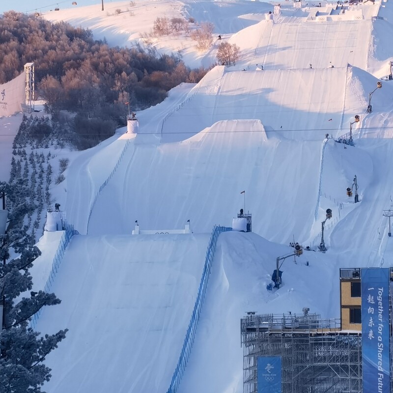 【万龙滑雪场】龙宫酒店低层标准间1晚+双人雪票+温泉+接驳