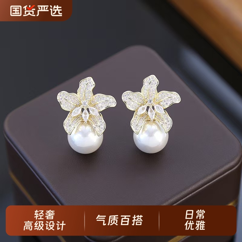 轻奢 百合花朵耳环新款高级感精致耳饰925银针气质百搭耳钉人造珠