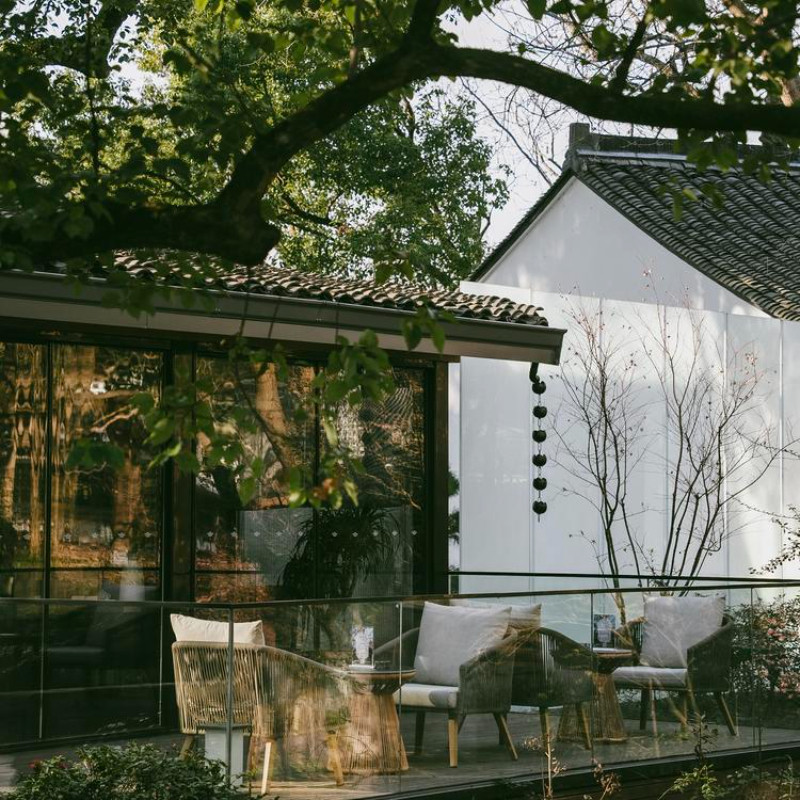 【需二次确认】下单前请务必先提供日期咨询客服查房，有房再付款 【住】舒适园景大/双床房1晚或舒适园景大/双床房（可选2间1晚）2晚 【享】前50单预约可免费升级雅致湖景/湖畔庭院/景观湖景大床房+旅拍 【享】双早+晚餐/下午茶+欢迎水果+晚安点心+迷你吧+接驳服务等