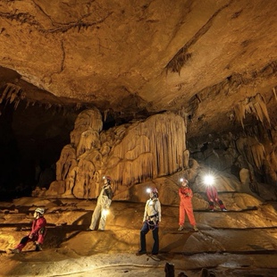 贵州旅游贵阳出发安顺寻龙洞探洞一日游【地心探险、望瀑茶歇】