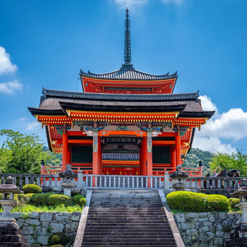 仅有露天餐厅供应泰餐与国际美食，还能在山顶别墅享美食赏海湾 设儿童俱乐部与烹饪学校，总统别墅等房型配专属管家，且获可持续认证 套餐含每天双人早餐，送酒店消费券 享VIP礼遇，提前入住延迟退房、免费升级房间、生日布置等