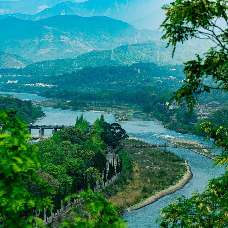 四川包车都江堰青城山熊猫基地四姑娘山乐山大佛峨眉山三星堆旅游