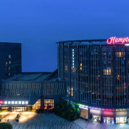 酒店含双早，可免费携带一名1.2米以下儿童 下楼即商圈且步行5分钟可达地铁站，距高崎机场仅10分钟车程 以热情专业的服务与智能化设施备受好评