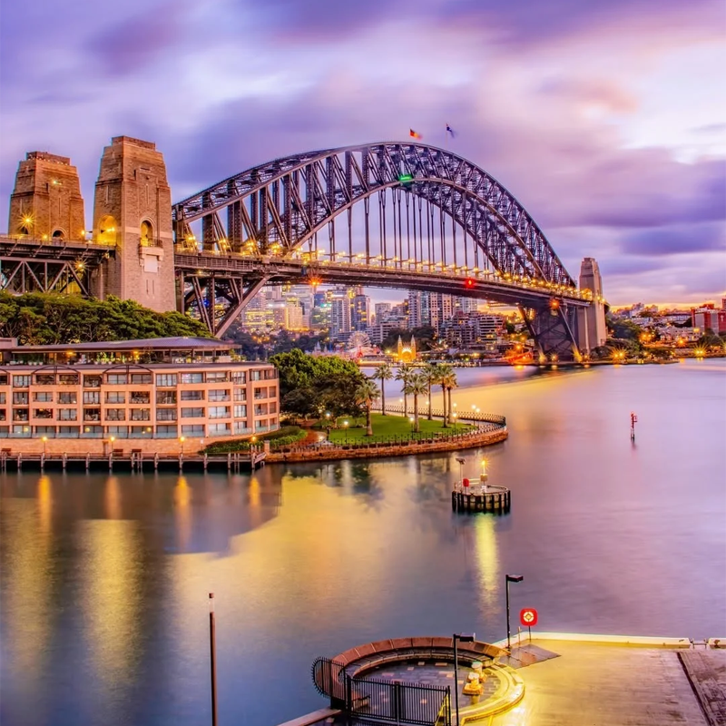 由两座历史建筑改建而成，融合 Art Deco 风格与现代设计 周边美食丰富，交通便利，是体验复古风情的理想之选 套餐含每天双人早餐，送酒店消费券、升级房型、提前入住延迟退房权益 官方直连正规渠道下单，实名入住，专业客服一对一全程护航