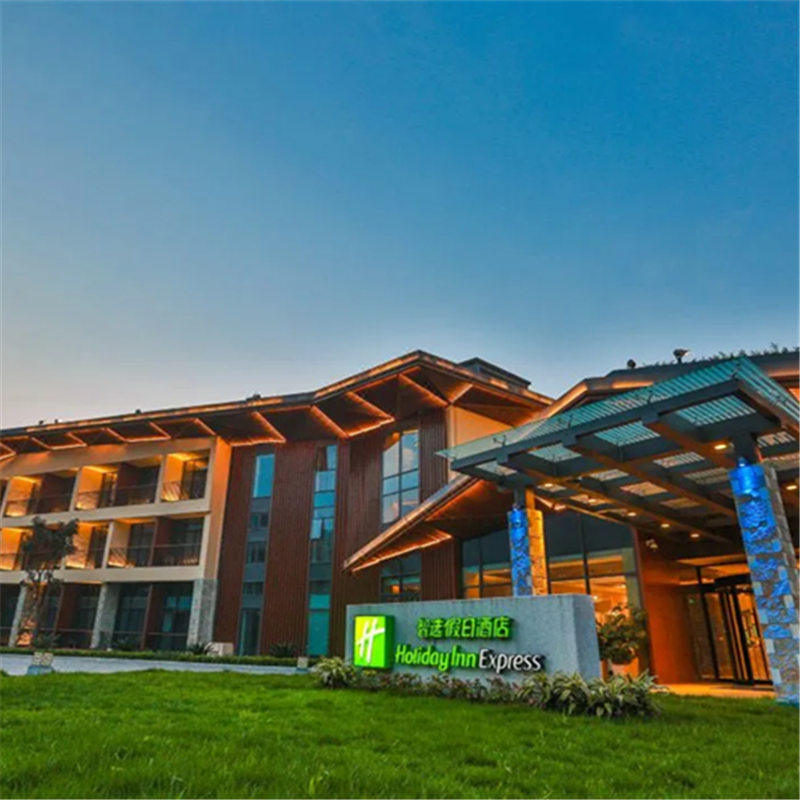 峨眉山脚下酒店，离景区观光车站点近 含峨眉山景区门票，可自选登山方式安排行程 酒店含户外汤池，冬季泡汤