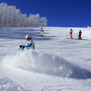 [中旅松花湖滑雪场-两日自带板连滑雪票]【两日自带板连滑雪票】刷身份证换票入园