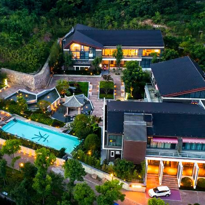 【需要二次确认】下单前请务必先提供日期咨询客服查房，有房再付款. 【住】禾居大床/双床房 （背靠山景） 2 晚(连住) 【食】早餐 2 份/天 + 首日欢迎水果 1 份 + 迷你吧 1 份  【享】45分钟旅拍免费体验（含2张精选电子照片）+天台山高铁接送站服务