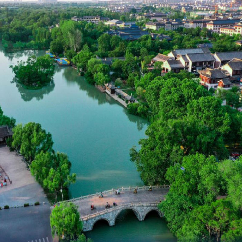 【宿】设计大床房 25-30㎡ 大床1.8m 【食】次日2大1小早餐（儿童限1.2m以下） 【享】扬州文创旅游大礼包/门票 2选1/瘦西湖夜游门票/大明寺门票 【享】大堂吧自助现磨咖啡、免费健身房、自助洗衣室、免费停车