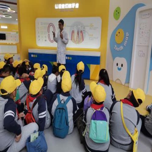 【金牌讲解】讲解师从事讲解20余年，深度讲解2小时。讲解专用设备 【趣味实验与演示】一些有趣的实验和演示，如牙菌斑显色实验等 【口腔检查模拟】在专业人员的指导下使用专业工具相互进行口腔模拟检查 【口腔知识学习】由专业的口腔医生进行授课，系统地讲解口腔的生理结构