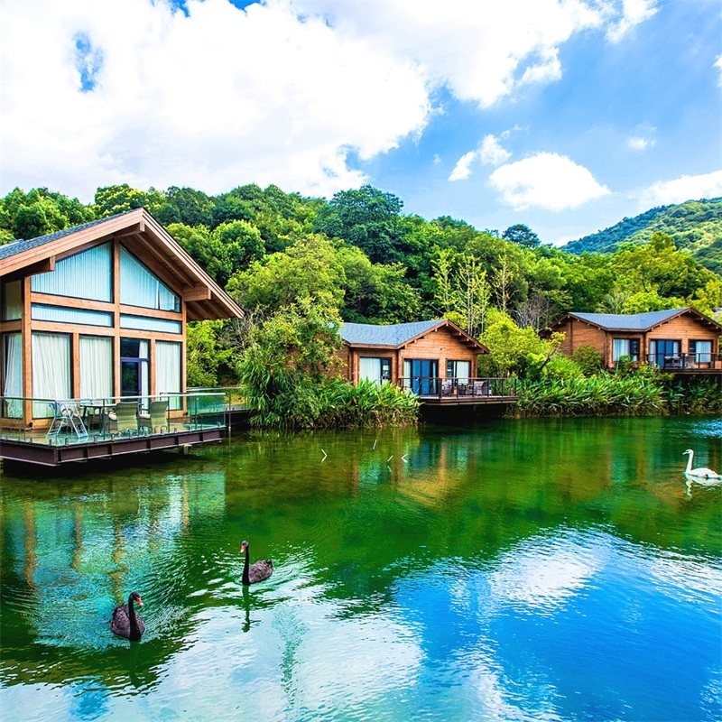 【玩】】水乐园/幻想岛单人门票2张（次日中午12点前可多次入园）+跟拍 【住】森泊木屋大床房/双床房2晚 【吃】含2份自助早餐，首日欢迎水果，首日minibar饮品 酒店紧邻森泊乐园，集住宿、游乐、餐饮、商务为一体大型休闲度假综合体