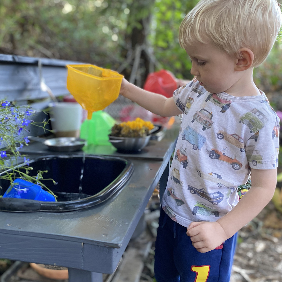 REGGIO瑞吉欧幼儿园环创开放性玩水材料教具光影游戏透明彩虹漏斗