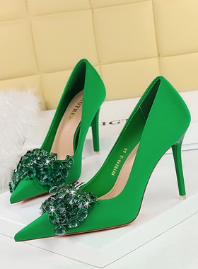 春秋尖头法式绿色高跟鞋女新款细跟高级水钻蝴蝶结婚单鞋红色大码