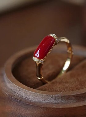 黄金色镶钻竹节红色玛瑙戒指女国