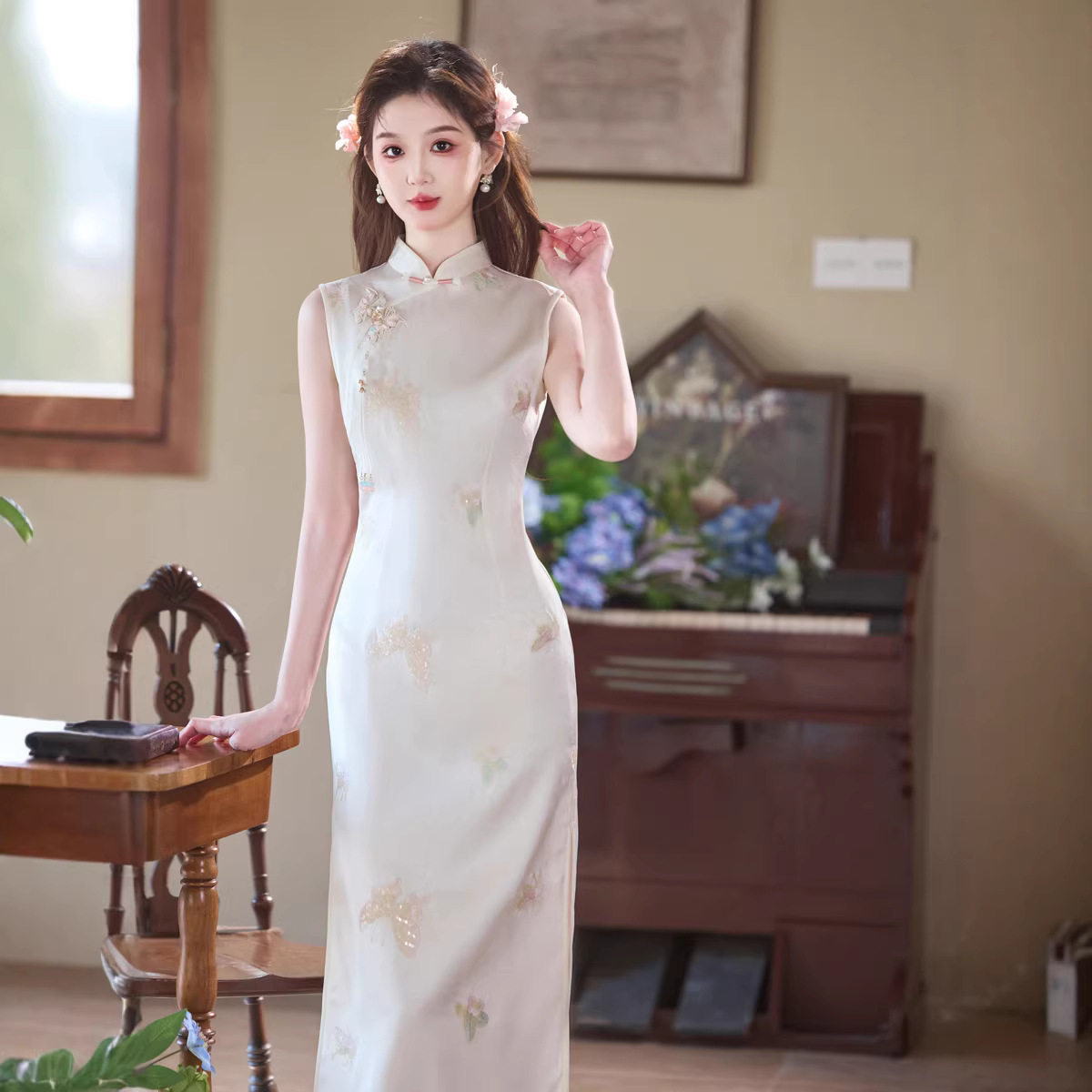 M米白色蝴蝶刺绣花年轻款旗袍夏新中式订婚礼服改良无袖2026新款